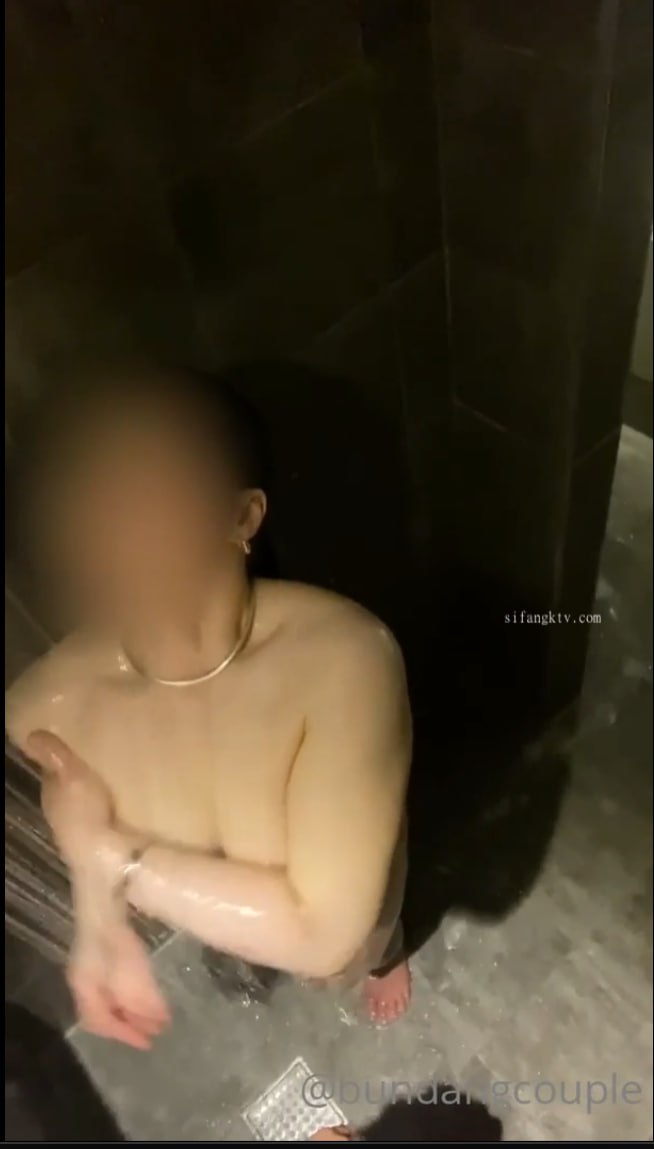 美少女异物插入自慰大秀~很有成熟韵味~随着音乐翻玩粉嫩逼逼~香肠火腿小黄瓜都可以